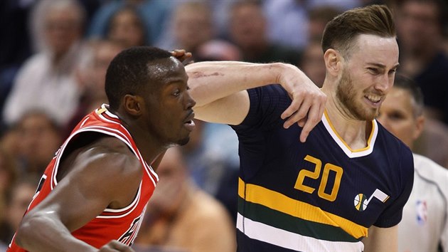 Gordon Hayward (vlevo) z Utahu se tla ped Jeriana Granta z Chicaga.