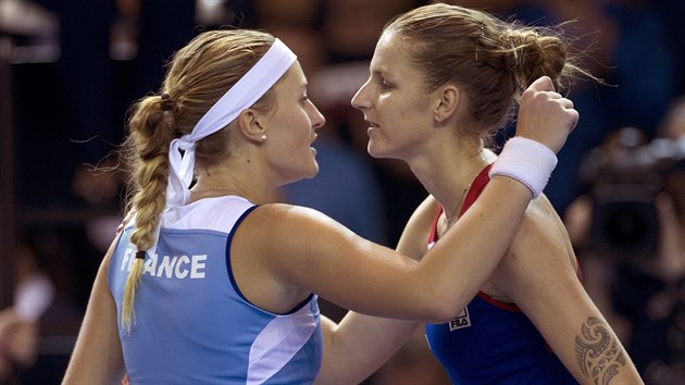 Karolna Plkov (vpravo) pijm gratulace od Kristiny Mladenovicov ve finle Fed Cupu