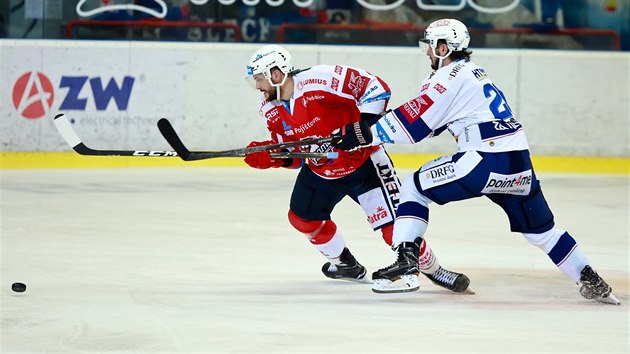 Momentka z duelu mezi hokejisty Brna a Pardubic (erven)