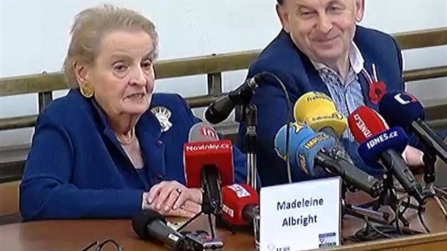 Madeleine Albrightov na pednce v Praze