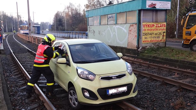 Hasii u ponkolikt vyproovali vz z kolejit v Ostrav-Zbehu.