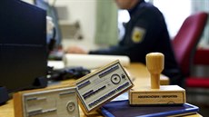 Deportační razítko na policejní stanici v německém Rosenheimu. Deportační razítko na policejní stanici v německém Rosenheimu.