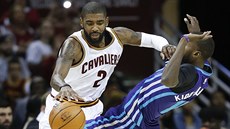 Po souboji s Kyriem Irvingem z Clevelandu odpadl Michael Kidd-Gilchrist z... Po souboji s Kyriem Irvingem z Clevelandu odpadl Michael Kidd-Gilchrist z...