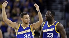 SLÁVA NÁM. Draymond Green (vpravo) a Stephen Curry z Golden State.