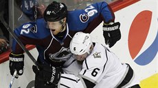 BOJ U MANTINELU. Jake Muzzin (vpravo) z Los Angeles a Gabriel Landeskog z...