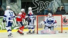 Hokejisté Komety Brno práv dostali gól od Pardubic.