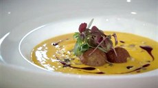 Do talíře vložíme osmažené krokety, přidáme polévku a ozdobíme ji dýňovými... Do talíře vložíme osmažené krokety, přidáme polévku a ozdobíme ji dýňovými...