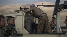 Kurdský bojovník se dívá směrem na Mosul, který se koalice snaží dobýt z rukou... Kurdský bojovník se dívá směrem na Mosul, který se koalice snaží dobýt z rukou...