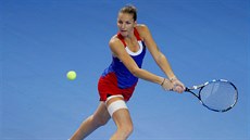 eka Karolína Plíková se rovná na bekhendový úder v zápase finále Fed Cupu...
