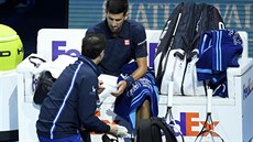 Novak Djokovi si bhem prvního setu utkání na Turnaji mistr s Dominicem...