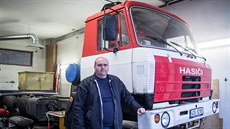 Velitel dobrovolných hasičů ve Zlivi Vladislav Kofl stojí před tatrou, kterou... Velitel dobrovolných hasičů ve Zlivi Vladislav Kofl stojí před tatrou, kterou...