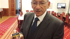 Jaroslav Kubera chce i jako místopředseda Senátu dál kouřit v horní komoře... Jaroslav Kubera chce i jako místopředseda Senátu dál kouřit v horní komoře...