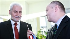 erstv zvolený jihomoravský hejtman Bohumil imek (vlevo) se svým pedchdcem...