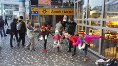 Krasobruslaři z klubu KK Stadion Praha rozdávali deník Metro na Andělu. Krasobruslaři z klubu KK Stadion Praha rozdávali deník Metro na Andělu.
