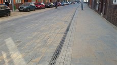 Chodník a vozovka v ulici Sladkovského, kterou písek pokryl vude.