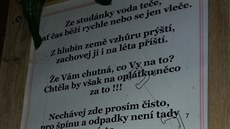 Svatoanenský pramen u Pohledu u týdny ani nekápl. Údajn zázraná voda se po...