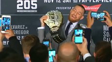 Král McGregor: seezal Alvareze a drí dva tituly UFC zárove