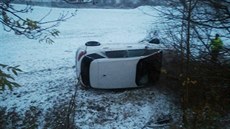 Na náledí na dálnici D10 havarovalo auto, skončilo v poli (10.11.2016). Na náledí na dálnici D10 havarovalo auto, skončilo v poli (10.11.2016).