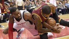 John Wall z Washingtonu (vlevo) a Kyrie Irving z Clevelandu bojují o mí.