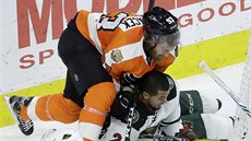 Jakub Voráek z Philadelphie v souboji s Mattem Dumbou z Minnesoty.