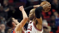 Tomáš Satoranský (vlevo) z Washingtonu brání, Taj Gibson z Chicaga vymýšlí co s... Tomáš Satoranský (vlevo) z Washingtonu brání, Taj Gibson z Chicaga vymýšlí co s...