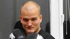 Na trávníku se Pavel Simr snaží střílet góly, v ringu uhýbat ranám. Na trávníku se Pavel Simr snaží střílet góly, v ringu uhýbat ranám.