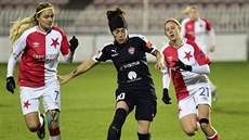 Slávistky Kateřina Svitková (vpravo) a Simona Necidová nahánějí soupeřku z... Slávistky Kateřina Svitková (vpravo) a Simona Necidová nahánějí soupeřku z...
