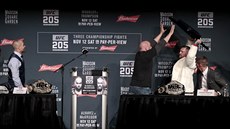 Irský fighter Conor McGregor se na tiskové konferenci před turnajem UFC 205... Irský fighter Conor McGregor se na tiskové konferenci před turnajem UFC 205...