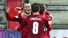 etí fotbalisté slaví gól, který vstelil Michael Krmeník (elem).