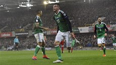 Severoirský reprezentant Kyle Lafferty se raduje z gólu, který vstelil...