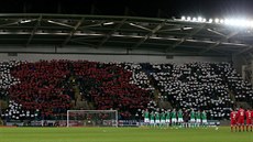 Fotbalisté Severního Irska a Ázerbájdánu drí minutu ticha na poest válených...