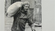 V roce 1974 Václav Havel jako disident v trutnovském pivovaru pikuloval. Aby...