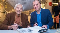 Miroslav Zikmund a autor knihy František Emmert. Miroslav Zikmund a autor knihy František Emmert.