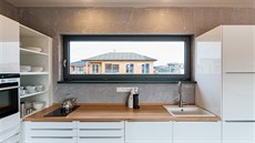 Pásová okna pomáhají osvtlit pracovní plochu kuchyn.