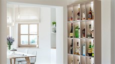 Atypický bar v obývacím pokoji je vyrobený z kompozitního materiálu a umístný...