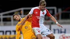 Jakub Považanec (vlevo) z Dukly v souboji s Antonínem Barákem ze Slavie. Jakub Považanec (vlevo) z Dukly v souboji s Antonínem Barákem ze Slavie.