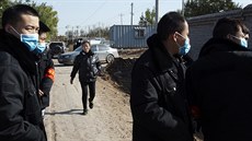 Před domem čínské nezávislé kandidátky Liou Chuej-čen hlídkují muži, kteří jí... Před domem čínské nezávislé kandidátky Liou Chuej-čen hlídkují muži, kteří jí...