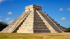 Slavná Kukulkánova pyramida je nejznámější stavbou v Chichén Itzá v mexickém... Slavná Kukulkánova pyramida je nejznámější stavbou v Chichén Itzá v mexickém...