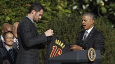 VŠICHNI V ČERNÉM. Kevin Love (vlevo) předává prezidentu Baracku Obamovi tričko... VŠICHNI V ČERNÉM. Kevin Love (vlevo) předává prezidentu Baracku Obamovi tričko...