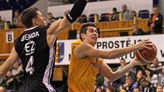 Prostějovský rozehrávač Adam Goga (vpravo) se snaží zakončit přes nymburského... Prostějovský rozehrávač Adam Goga (vpravo) se snaží zakončit přes nymburského...