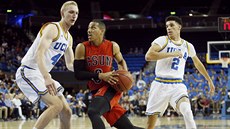 Kendall Smith (v červeném) z Cal State útočí na koš UCLA kolem Thomase Welshe,... Kendall Smith (v červeném) z Cal State útočí na koš UCLA kolem Thomase Welshe,...