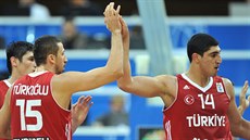 TAKHLE UŽ JE NEUVIDÍME. Hedo Türkoglu (vlevo) a Enes Kanter coby spoluhráči v... TAKHLE UŽ JE NEUVIDÍME. Hedo Türkoglu (vlevo) a Enes Kanter coby spoluhráči v...