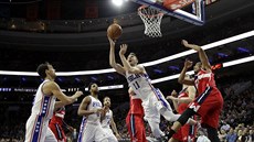 Nik Stauskas (11) z Philadelphie akrobaticky zakončuje na koš Washingtonu.... Nik Stauskas (11) z Philadelphie akrobaticky zakončuje na koš Washingtonu....