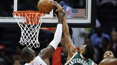 Jannis Antetokunmpo z Milwaukee se snaží zakončit přes Paula Millsapa z Atlanty. Jannis Antetokunmpo z Milwaukee se snaží zakončit přes Paula Millsapa z Atlanty.