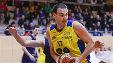 Zlínský basketbalista Tomáš Vošlajer v pohárovém utkání s Opavou. Zlínský basketbalista Tomáš Vošlajer v pohárovém utkání s Opavou.