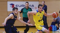 Michal Jedovnický (ve žlutém dresu Zlína) v pohárovém utkání s Opavou, brání ho... Michal Jedovnický (ve žlutém dresu Zlína) v pohárovém utkání s Opavou, brání ho...