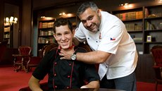 Šéfkuchař Zlatého lva Robert Sklenář (vpravo) dopomohl studentovi Janu Žídkovi... Šéfkuchař Zlatého lva Robert Sklenář (vpravo) dopomohl studentovi Janu Žídkovi...
