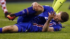 AU. Islandský fotbalista Jon Dadi Bodvarsson na zemi.