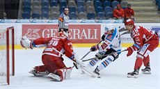 Třinecký gólman Šimon Hrubec likviduje šanci Davida Kämpfa z Chomutova. Třinecký gólman Šimon Hrubec likviduje šanci Davida Kämpfa z Chomutova.