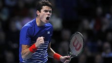 RADOST. Milos Raonic slaví vyhraný první set v semifinále Turnaje mistr.